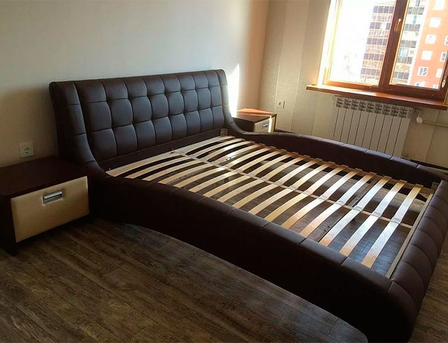 Кровать Nuvola 1 фото в коричневой экокоже с основанием